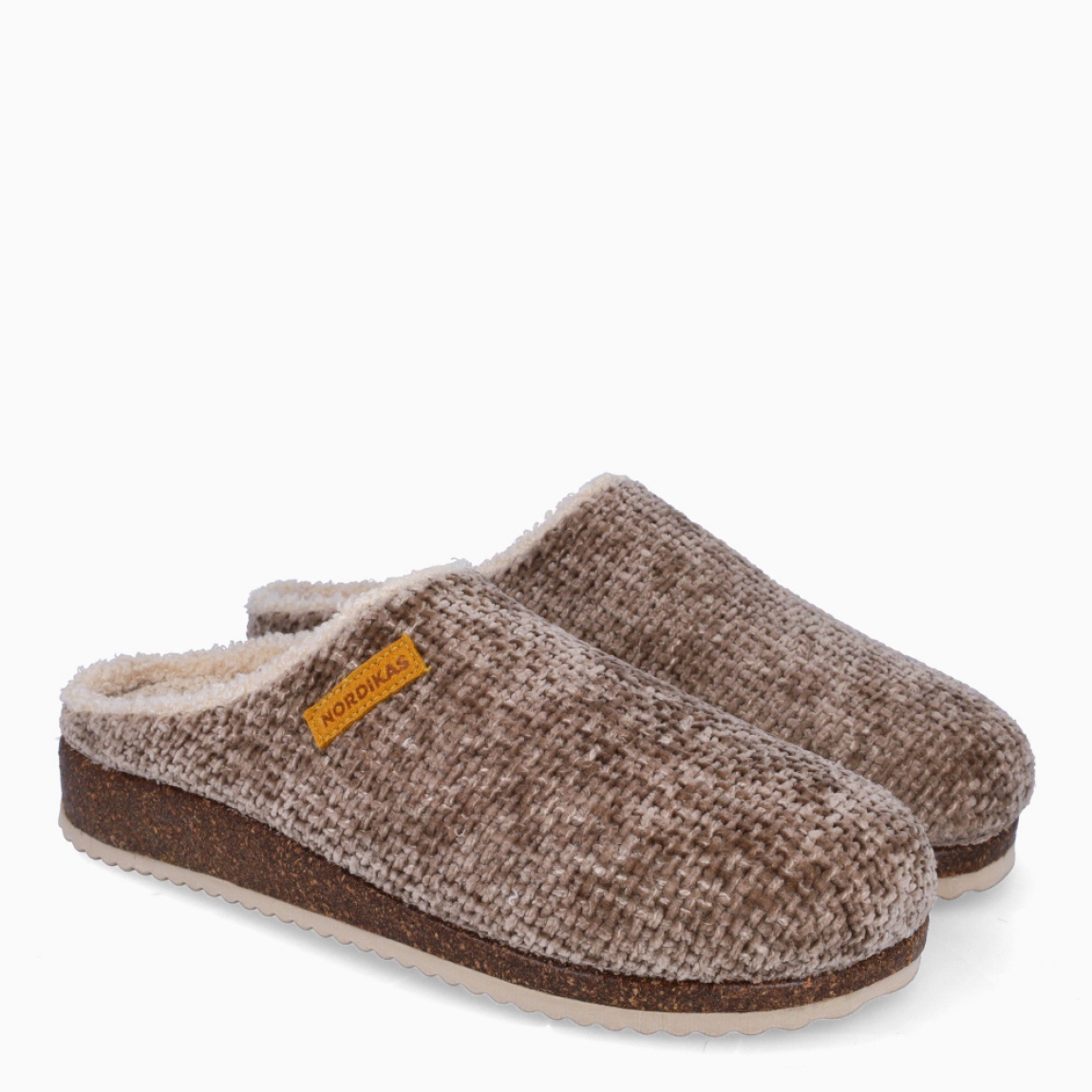 Zapatillas de la marca Nordikas, modelo 225. Fabricadas en lana color beig, con lana en su interior. Zapatillas con una suela de goma con 2cm de plataforma. Estas zapatillas Nordikas 225, te darán la comodidad y ligereza que necesitas en tu día a día!