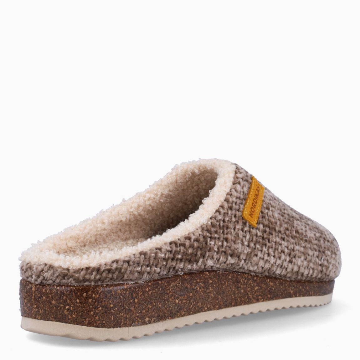 Zapatillas de la marca Nordikas, modelo 225. Fabricadas en lana color beig, con lana en su interior. Zapatillas con una suela de goma con 2cm de plataforma. Estas zapatillas Nordikas 225, te darán la comodidad y ligereza que necesitas en tu día a día!