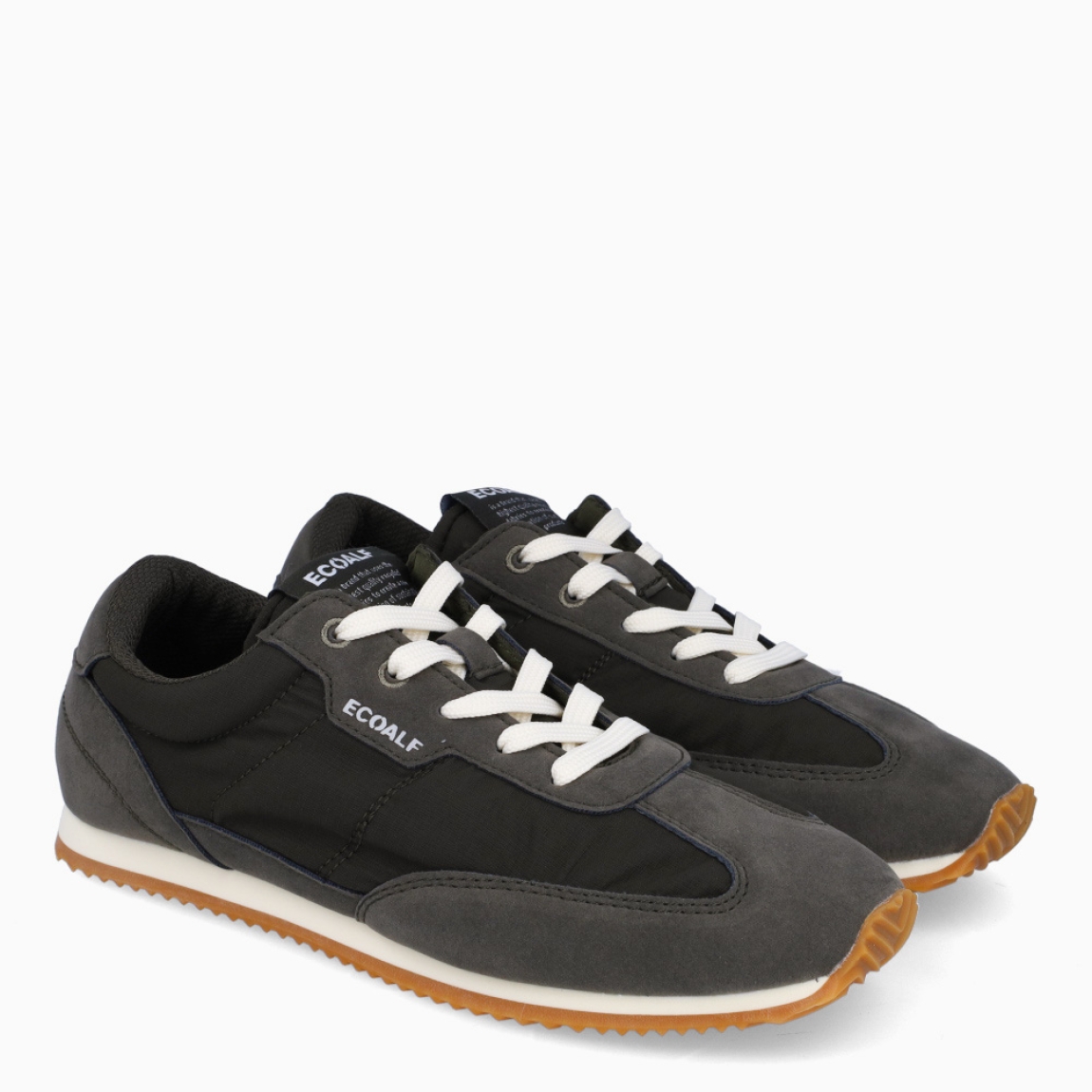 Deportivas Ecoalf, modelo DENVER. Elaborado en ante color gris con detalle del logo.Interior en textil color negro. Cierre de deportivas Ecoaf con cordones blancos y suela dentada plana. Estas deportivas Ecoalf DENVER son unas clásicas, ideales para tu día a día!