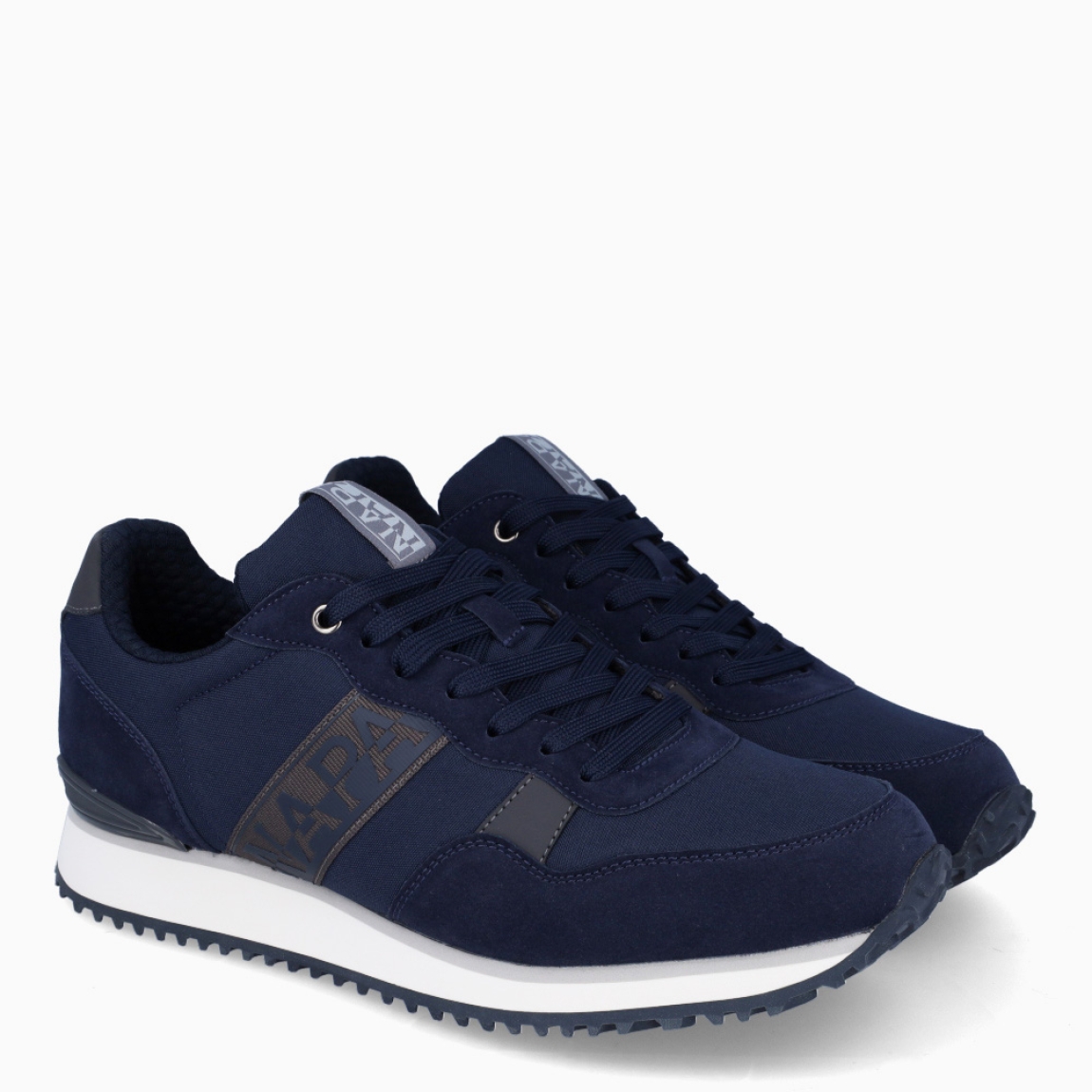 Deportiva de la marca Napapijri, modelo ASTRA. Exterior de la deportiva en ante color azul marino. Interior de la deportiva de tejido de color azul. Cierre de la deportiva con cordones azules. Deportiva con plantilla muy cómoda y acolchada. Con un diseño elegante y una sofisticada combinación de colores, las zapatillas deportivas ASTRA son un calzado informal. El estabilizador del talón proporciona más estabilidad y su ligera suela microporosa hace que este calzado sea especialmente cómodo y perfecto para el uso diario.