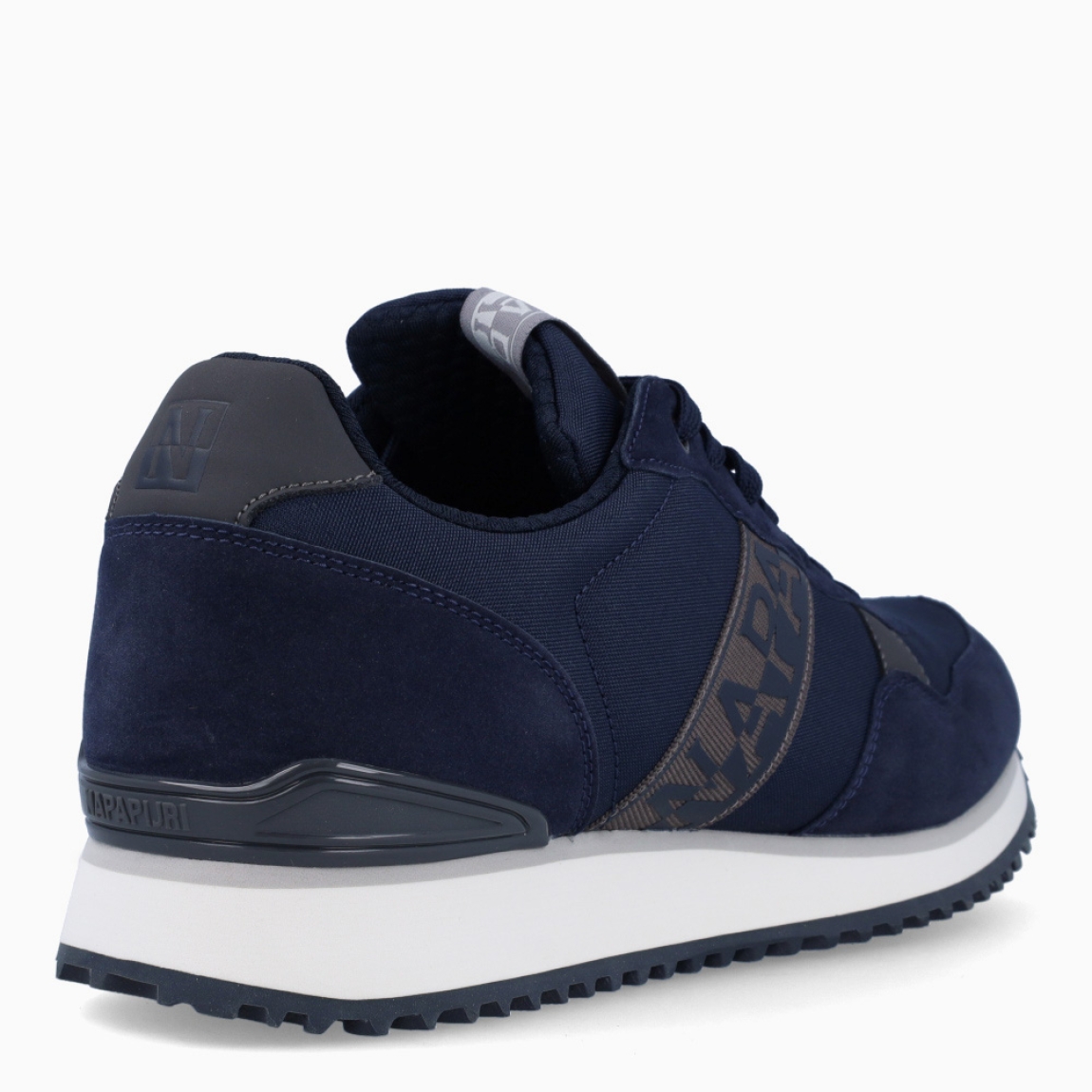 Deportiva de la marca Napapijri, modelo ASTRA. Exterior de la deportiva en ante color azul marino. Interior de la deportiva de tejido de color azul. Cierre de la deportiva con cordones azules. Deportiva con plantilla muy cómoda y acolchada. Con un diseño elegante y una sofisticada combinación de colores, las zapatillas deportivas ASTRA son un calzado informal. El estabilizador del talón proporciona más estabilidad y su ligera suela microporosa hace que este calzado sea especialmente cómodo y perfecto para el uso diario.