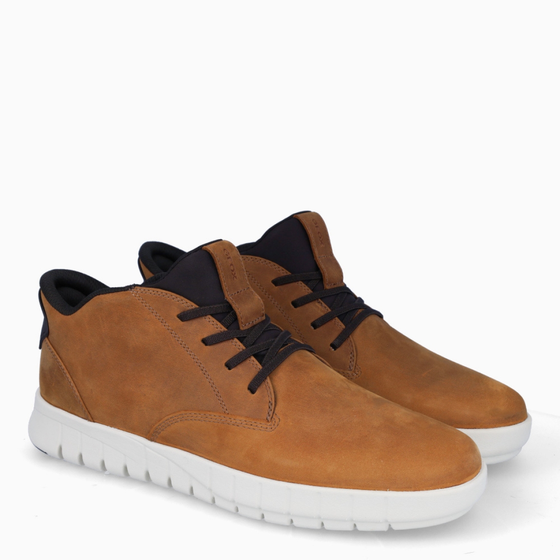 Botines clásicos de la marca Geox, modelo UMA. Exterior en ante color camel. Interior en textil. Cierre con cordones negros. Suela de goma de 2 cm de plataforma. Plantilla desmontable es práctica e higiénica, garantizando la máxima comodidad. UMA tiene un excelente nivel de comodidad y amortiguación. Un modelo de estilo emblemático para quienes aman distinguirse pero no quieren renunciar al confort.