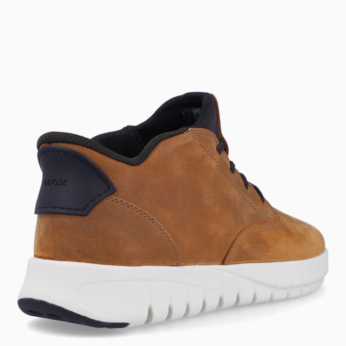 Botines clásicos de la marca Geox, modelo UMA. Exterior en ante color camel. Interior en textil. Cierre con cordones negros. Suela de goma de 2 cm de plataforma. Plantilla desmontable es práctica e higiénica, garantizando la máxima comodidad. UMA tiene un excelente nivel de comodidad y amortiguación. Un modelo de estilo emblemático para quienes aman distinguirse pero no quieren renunciar al confort.