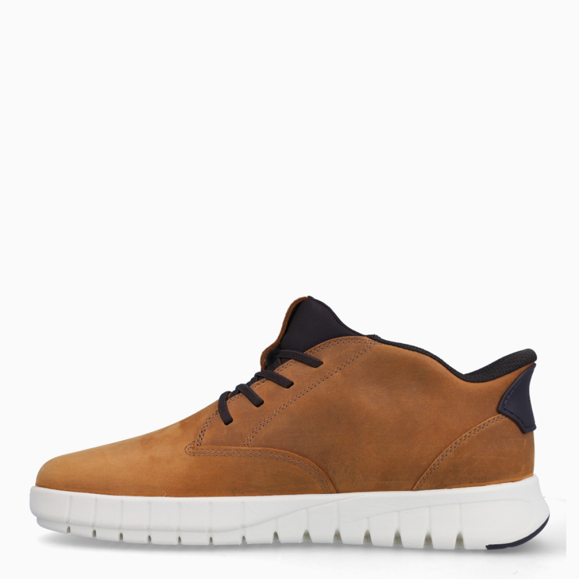 Botines clásicos de la marca Geox, modelo UMA. Exterior en ante color camel. Interior en textil. Cierre con cordones negros. Suela de goma de 2 cm de plataforma. Plantilla desmontable es práctica e higiénica, garantizando la máxima comodidad. UMA tiene un excelente nivel de comodidad y amortiguación. Un modelo de estilo emblemático para quienes aman distinguirse pero no quieren renunciar al confort.