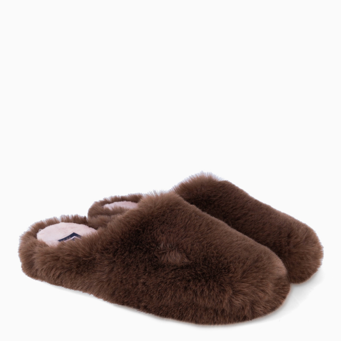 Zapatilla de estar por casa de la marca Macarena, modelo ANAIS12. Exterior en pelo de color taupe. Interior en pelo de color nude. Altura de la suela 1 cm. Plantilla extraíble de poliuretano. Ideales para ir perfecta y cómoda en casa. No pueden faltar un tu armario!