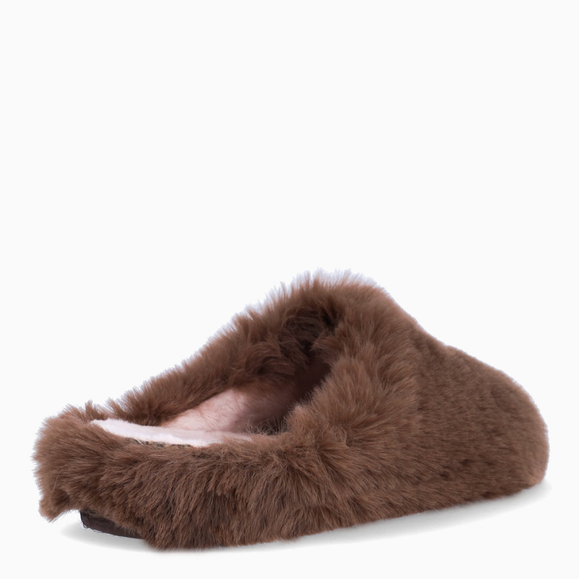 Zapatilla de estar por casa de la marca Macarena, modelo ANAIS12. Exterior en pelo de color taupe. Interior en pelo de color nude. Altura de la suela 1 cm. Plantilla extraíble de poliuretano. Ideales para ir perfecta y cómoda en casa. No pueden faltar un tu armario!