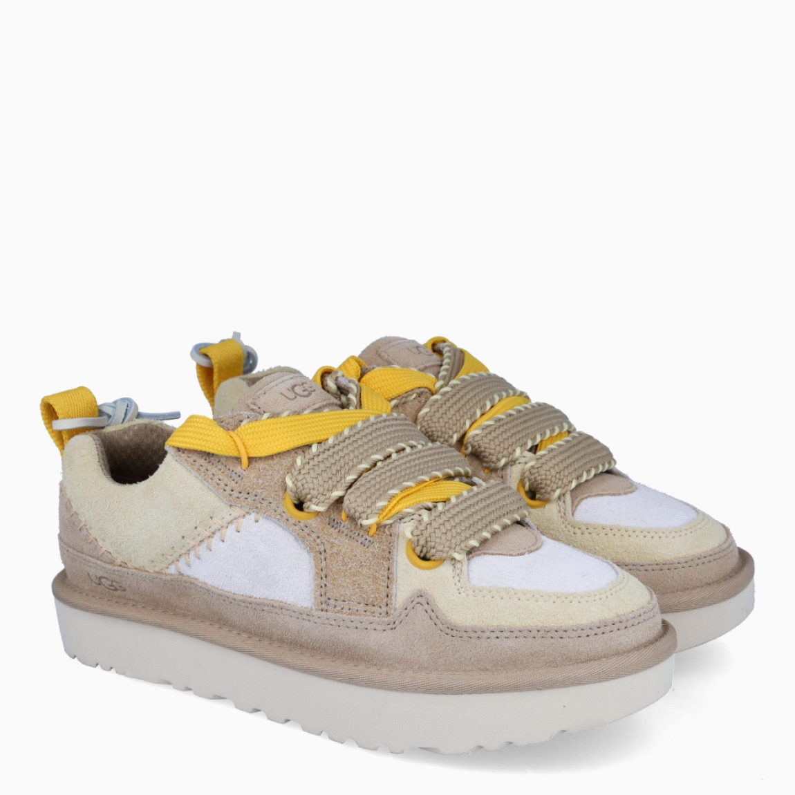 Deportivas LO LOWMEL BIARRITZ de la marca UGG en color MUSTARD SEED. Exterior combina ante de color camel amarillo y blanco y con logotipo UGG grabado. Forro de malla de poliéster confeccionado en un 55 % de poliéster modificado con carbón vegetal y en un 45 % de poliéster normal. Cierre de las deportivas con sistema de doble cordones planos. Suela de goma EVA de caña de azucar. Estas deportivas UGG LO LOWMEL lucen un perfil más bajo que encaja a la perfección con unos vaqueros de pernera ancha, música noventera y paseos junto al mar.