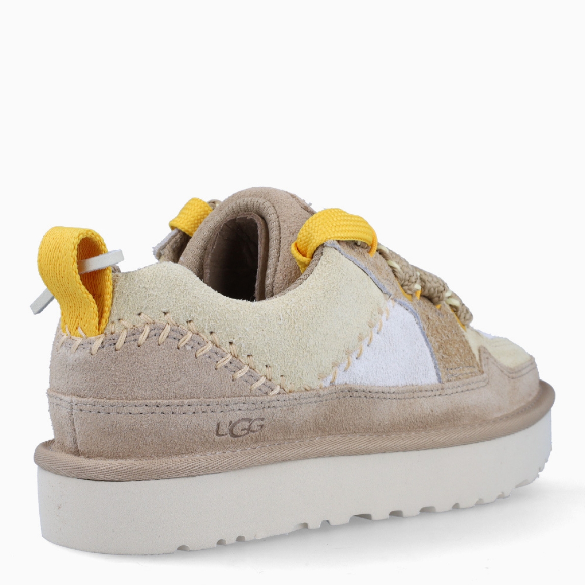 Deportivas LO LOWMEL BIARRITZ de la marca UGG en color MUSTARD SEED. Exterior combina ante de color camel amarillo y blanco y con logotipo UGG grabado. Forro de malla de poliéster confeccionado en un 55 % de poliéster modificado con carbón vegetal y en un 45 % de poliéster normal. Cierre de las deportivas con sistema de doble cordones planos. Suela de goma EVA de caña de azucar. Estas deportivas UGG LO LOWMEL lucen un perfil más bajo que encaja a la perfección con unos vaqueros de pernera ancha, música noventera y paseos junto al mar.