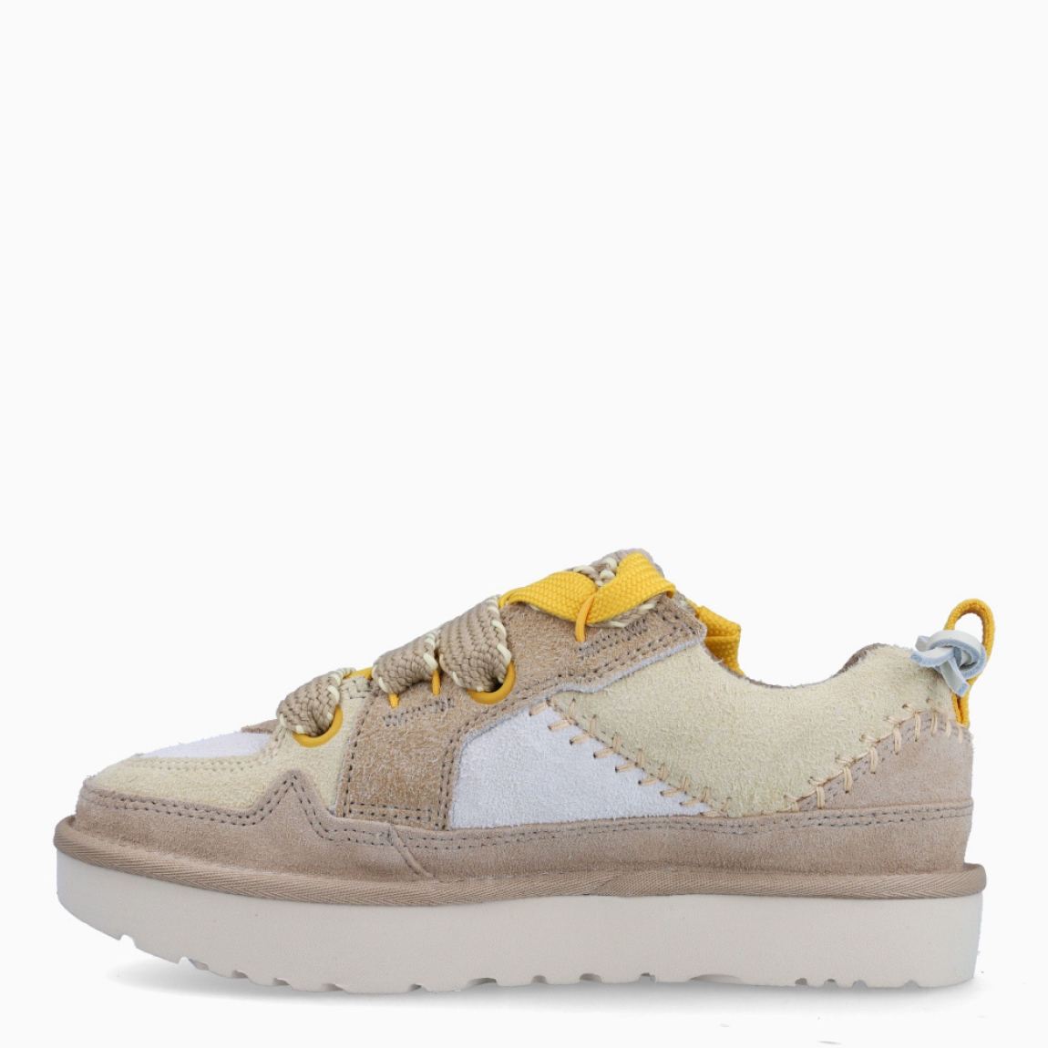Deportivas LO LOWMEL BIARRITZ de la marca UGG en color MUSTARD SEED. Exterior combina ante de color camel amarillo y blanco y con logotipo UGG grabado. Forro de malla de poliéster confeccionado en un 55 % de poliéster modificado con carbón vegetal y en un 45 % de poliéster normal. Cierre de las deportivas con sistema de doble cordones planos. Suela de goma EVA de caña de azucar. Estas deportivas UGG LO LOWMEL lucen un perfil más bajo que encaja a la perfección con unos vaqueros de pernera ancha, música noventera y paseos junto al mar.