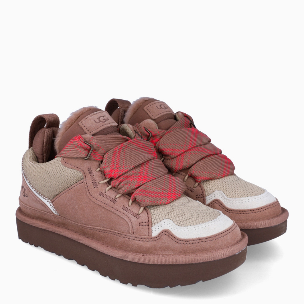 Deportivas Lowmel de la marca UGG. Exterior en ante color Rocky Oak con logotipo grabado. Interior y plantilla en forrados con UggPlush (lana reciclada 60% y 40% de lyocell) para máxima comodidad. Cierre de las deportivas con cordones. Incluyen cordones bicolor y cordones beige. Suela de goma EVA de caña de azucar. Estas deportivas UGG LOWMEL tienen el equilibrio perfecto entre transpirabilidad y calor. Son ideales para tu día a día!