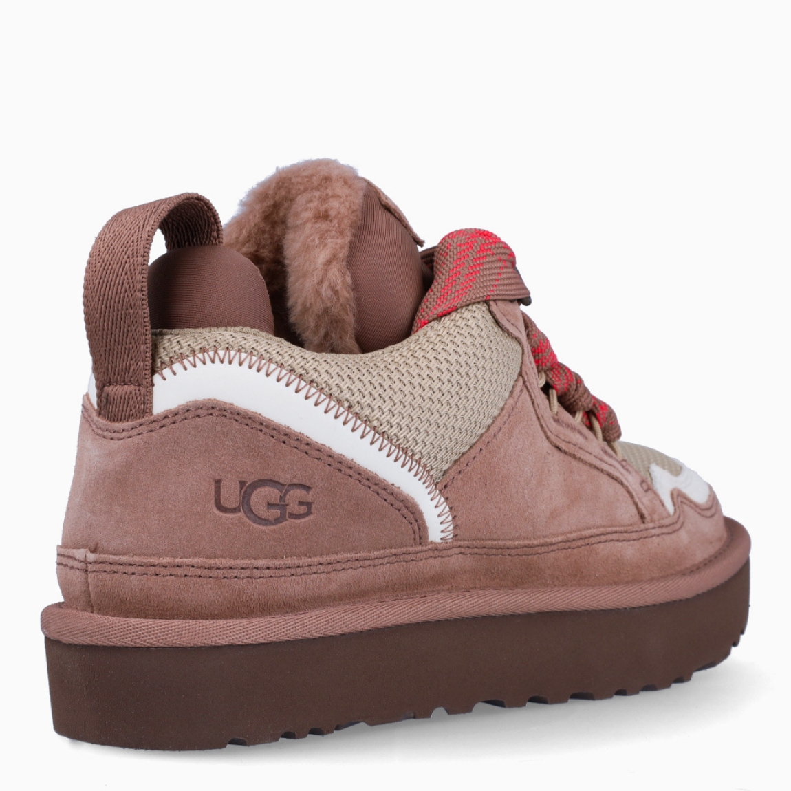 Deportivas Lowmel de la marca UGG. Exterior en ante color Rocky Oak con logotipo grabado. Interior y plantilla en forrados con UggPlush (lana reciclada 60% y 40% de lyocell) para máxima comodidad. Cierre de las deportivas con cordones. Incluyen cordones bicolor y cordones beige. Suela de goma EVA de caña de azucar. Estas deportivas UGG LOWMEL tienen el equilibrio perfecto entre transpirabilidad y calor. Son ideales para tu día a día!