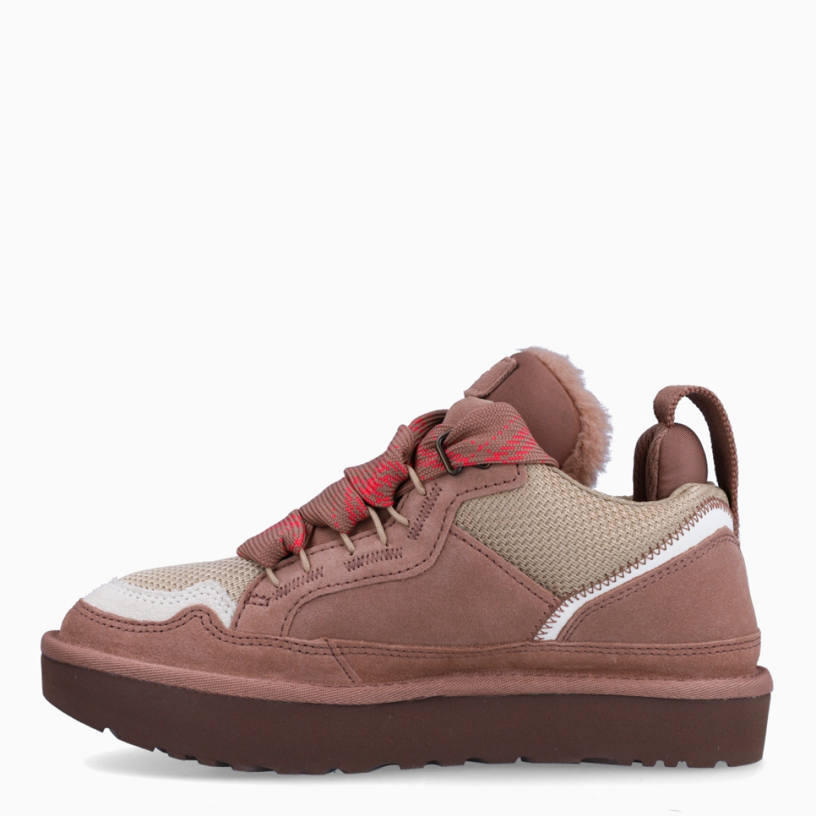 Deportivas Lowmel de la marca UGG. Exterior en ante color Rocky Oak con logotipo grabado. Interior y plantilla en forrados con UggPlush (lana reciclada 60% y 40% de lyocell) para máxima comodidad. Cierre de las deportivas con cordones. Incluyen cordones bicolor y cordones beige. Suela de goma EVA de caña de azucar. Estas deportivas UGG LOWMEL tienen el equilibrio perfecto entre transpirabilidad y calor. Son ideales para tu día a día!