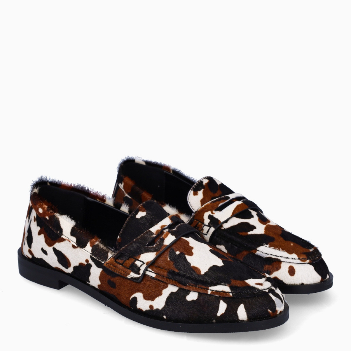 Mocasines de la marca Itse, modelo MOON. Exterior elaborado en piel potro con estampado animal print de vaca. Interior en piel color negro con plantilla extraible para máxima comodidad. Mocasines Itse con suela de goma plana. Este modelo MOON es una tendencia, complemento ideal para estilizar tus looks!