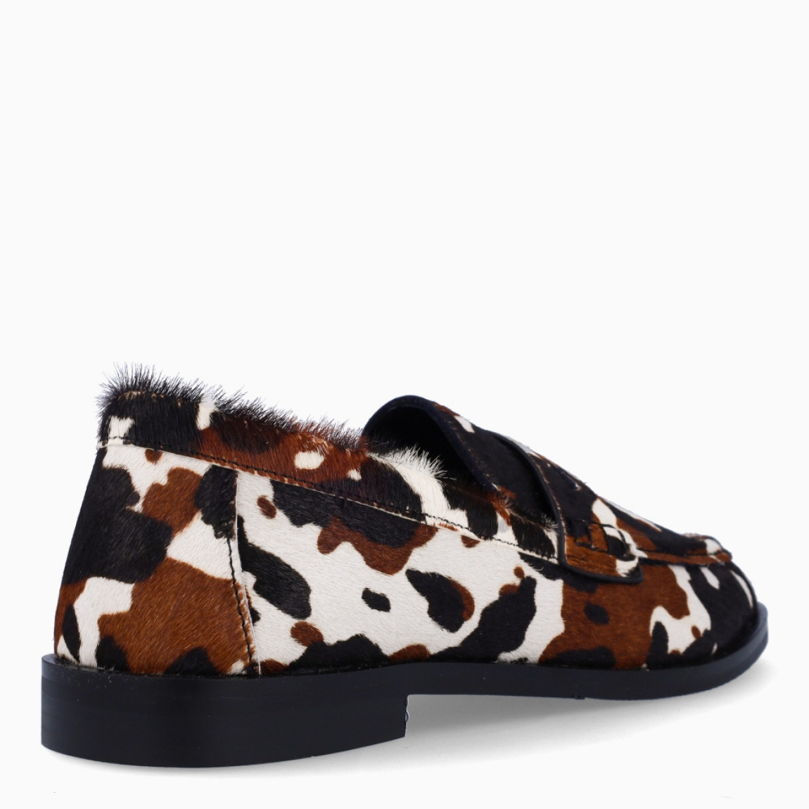 Mocasines de la marca Itse, modelo MOON. Exterior elaborado en piel potro con estampado animal print de vaca. Interior en piel color negro con plantilla extraible para máxima comodidad. Mocasines Itse con suela de goma plana. Este modelo MOON es una tendencia, complemento ideal para estilizar tus looks!