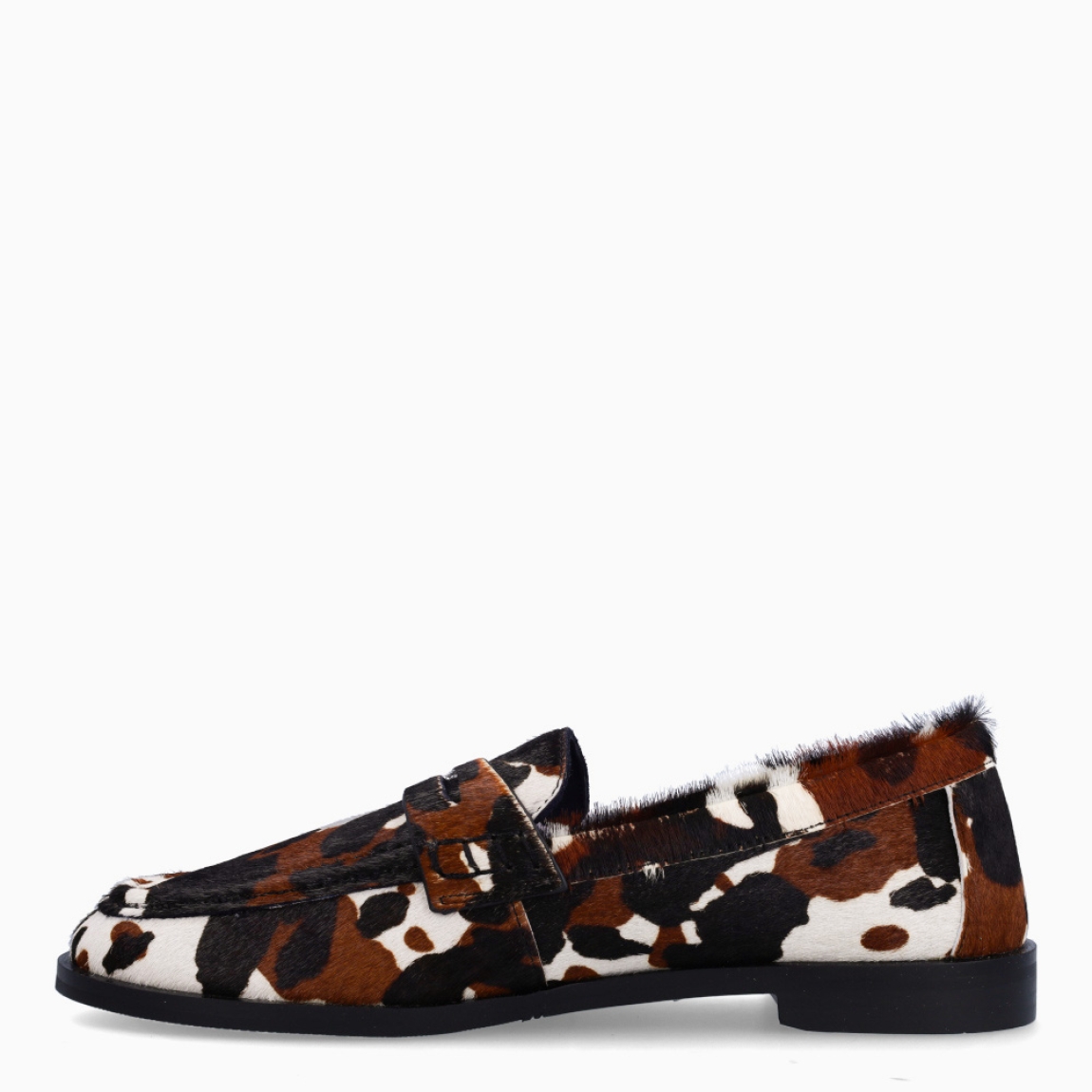 Mocasines de la marca Itse, modelo MOON. Exterior elaborado en piel potro con estampado animal print de vaca. Interior en piel color negro con plantilla extraible para máxima comodidad. Mocasines Itse con suela de goma plana. Este modelo MOON es una tendencia, complemento ideal para estilizar tus looks!