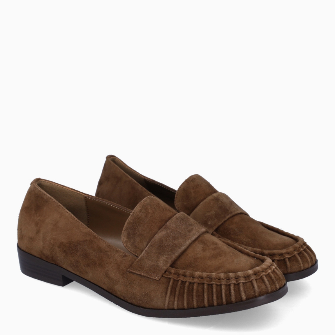 Mocasines de la marca Itse, modelo MOON. Exterior elaborado en ante color taupe. Interior en piel color marrón con plantilla extraible para máxima comodidad. Mocasines Itse con suela de goma plana. Este modelo MOON es una tendencia, complemento ideal para estilizar tus looks!