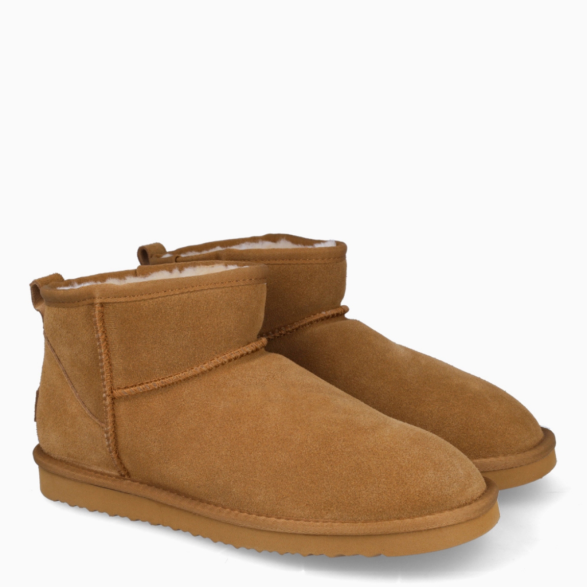 Botines tipo UGG de la marca VARM, modelo MORES MINI. Botines fabricados en ante serraje color cuero. Interior en borreguillo que mantiene el pie caliente en los días mas fríos. Piso de goma sintética con plataforma plana. Botines Varm MORES MINI, ideales para esta temporada!