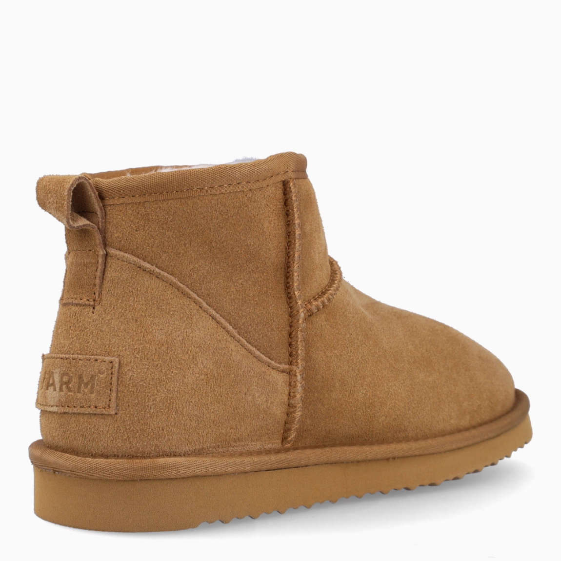 Botines tipo UGG de la marca VARM, modelo MORES MINI. Botines fabricados en ante serraje color cuero. Interior en borreguillo que mantiene el pie caliente en los días mas fríos. Piso de goma sintética con plataforma plana. Botines Varm MORES MINI, ideales para esta temporada!