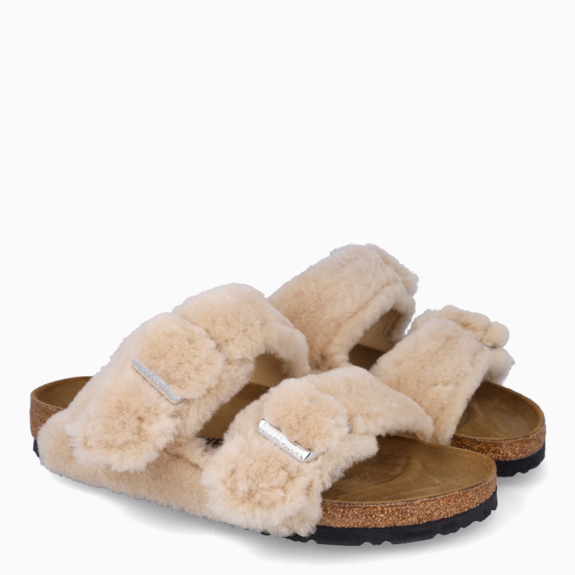 Zapatillas de la marca Birkenstock, modelo ARIZONA SHEAR. Zapatillas elaboradas en lana de color camel con una base de corcho y látex de forma anatómica. Cierre de las zapatillas con doble hebilla de espiga de metal con ajuste individual. Estas zapatillas Birkenstock ARIZONA SHEAR es un complemento ideal, con una ligereza que te dará la comodidad que necesitas en tu día a día.