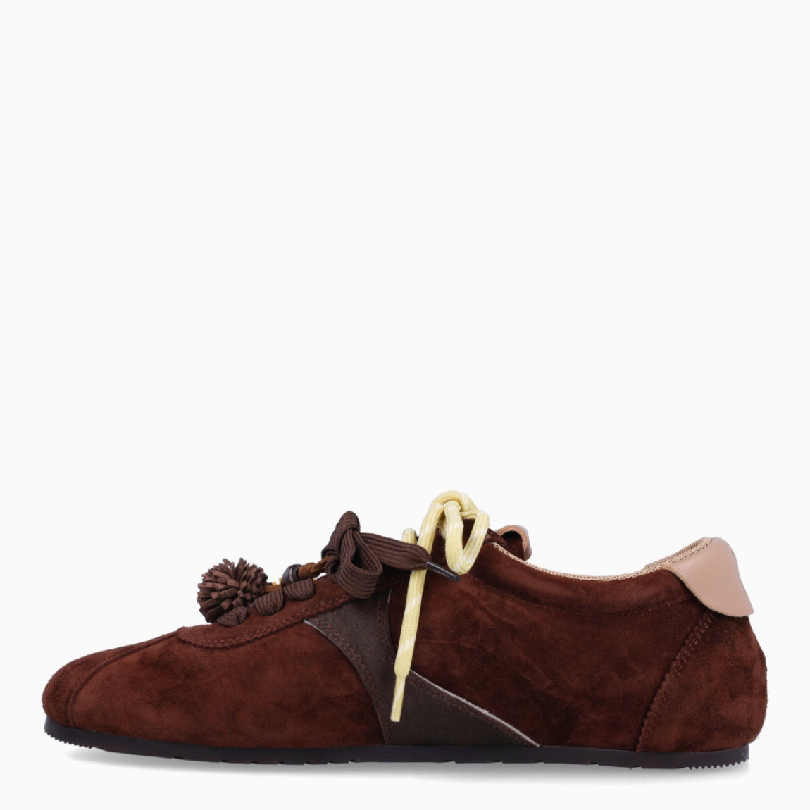 Deportivas de la marca Itse, modelo SALMA. Exterior en ante color marrón oscuro. Interior en textil color marrón. Cierre con cordones dobles, uno marrón y otro, amarillo. Deportivas Itse con tres charms sujetados a los cordones en forma de pompones y flor amarilla. Suela plana y de goma. Estas deportivas Itse Salma son un complemento básico y en tendencia para tus looks!