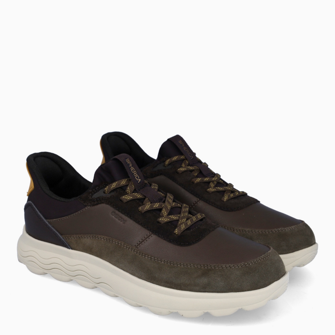 Deportiva de la marca Geox, modelo U56. Exterior en ante color verde con talón amarillo. Interior en textil de color verde. Cierre con cordones. Suela de goma con 3cm de cuña. Plantilla desmontable es práctica e higiénica, garantizando la máxima comodidad. U56 se propone como una revolución del concepto de deportiva, por su excelente nivel de comodidad, transpirabilidad y amortiguación. Un modelo de estilo emblemático para quienes aman distinguirse pero no quieren renunciar al confort.