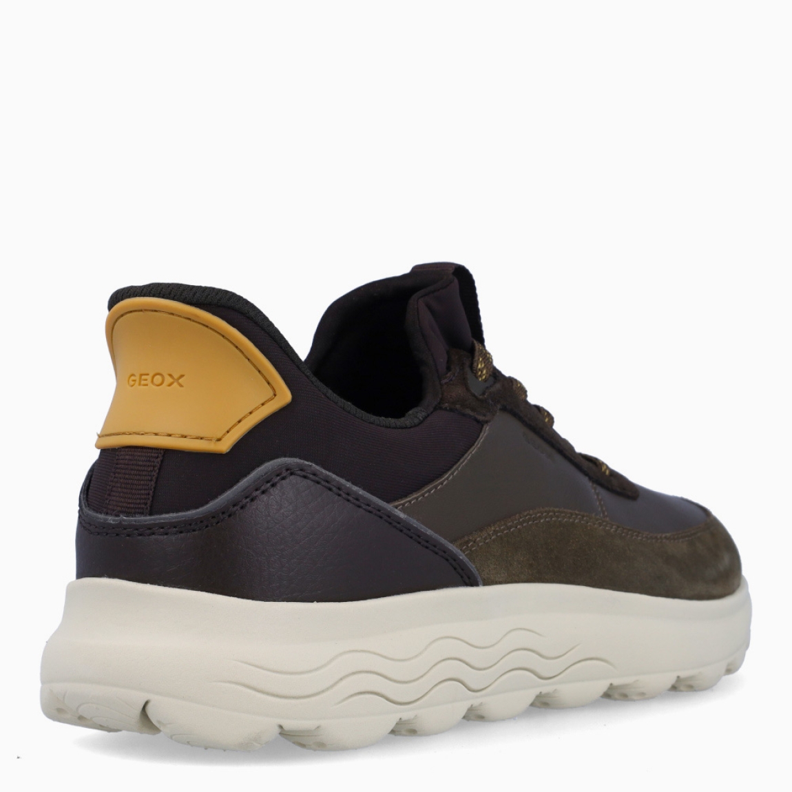 Deportiva de la marca Geox, modelo U56. Exterior en ante color verde con talón amarillo. Interior en textil de color verde. Cierre con cordones. Suela de goma con 3cm de cuña. Plantilla desmontable es práctica e higiénica, garantizando la máxima comodidad. U56 se propone como una revolución del concepto de deportiva, por su excelente nivel de comodidad, transpirabilidad y amortiguación. Un modelo de estilo emblemático para quienes aman distinguirse pero no quieren renunciar al confort.