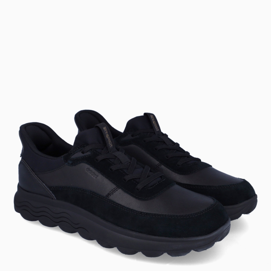 Deportiva de la marca Geox, modelo U56. Exterior en ante color negro. Interior en textil de color negro. Cierre con cordones. Suela de goma con 3cm de cuña. Plantilla desmontable es práctica e higiénica, garantizando la máxima comodidad. U56 se propone como una revolución del concepto de deportiva, por su excelente nivel de comodidad, transpirabilidad y amortiguación. Un modelo de estilo emblemático para quienes aman distinguirse pero no quieren renunciar al confort.