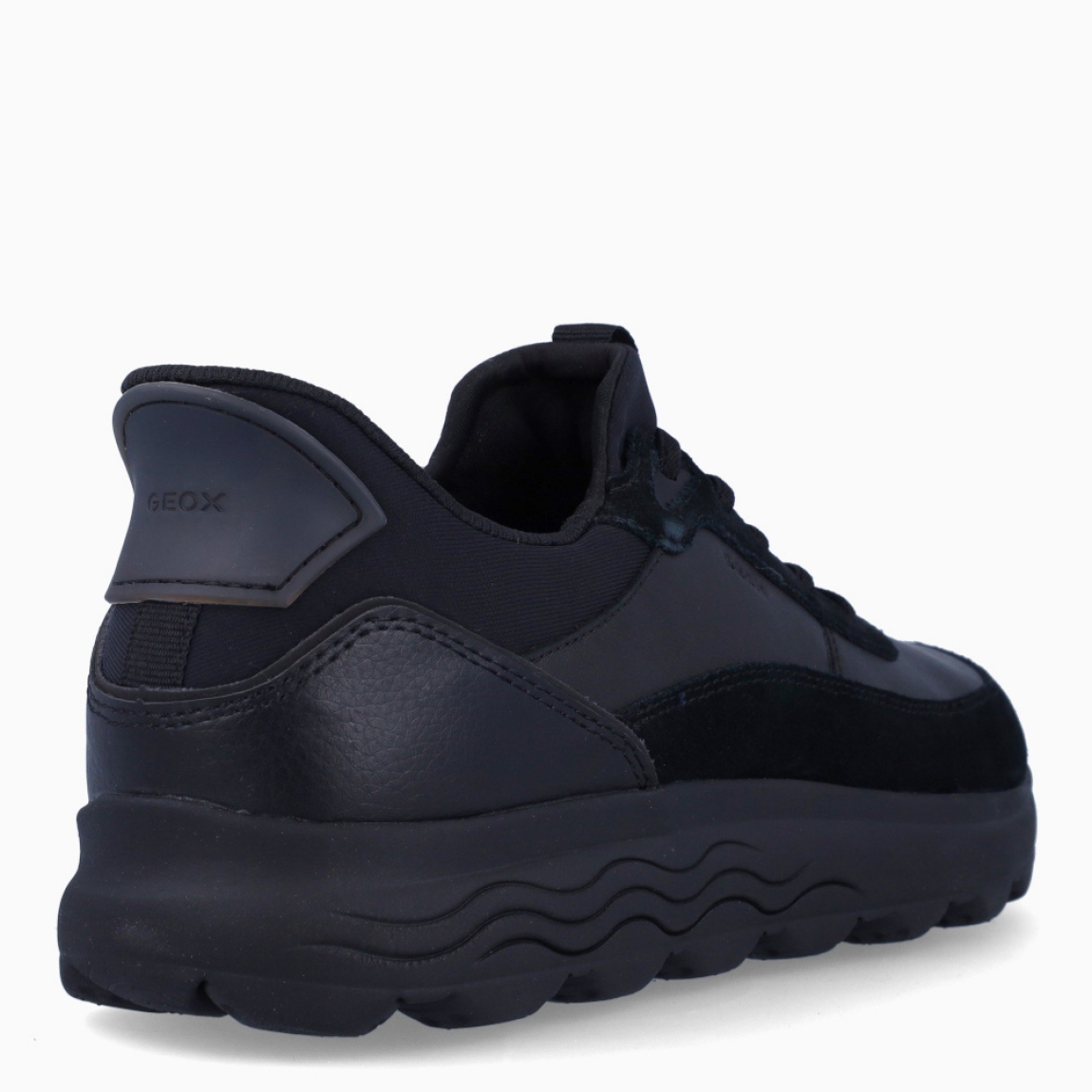 Deportiva de la marca Geox, modelo U56. Exterior en ante color negro. Interior en textil de color negro. Cierre con cordones. Suela de goma con 3cm de cuña. Plantilla desmontable es práctica e higiénica, garantizando la máxima comodidad. U56 se propone como una revolución del concepto de deportiva, por su excelente nivel de comodidad, transpirabilidad y amortiguación. Un modelo de estilo emblemático para quienes aman distinguirse pero no quieren renunciar al confort.