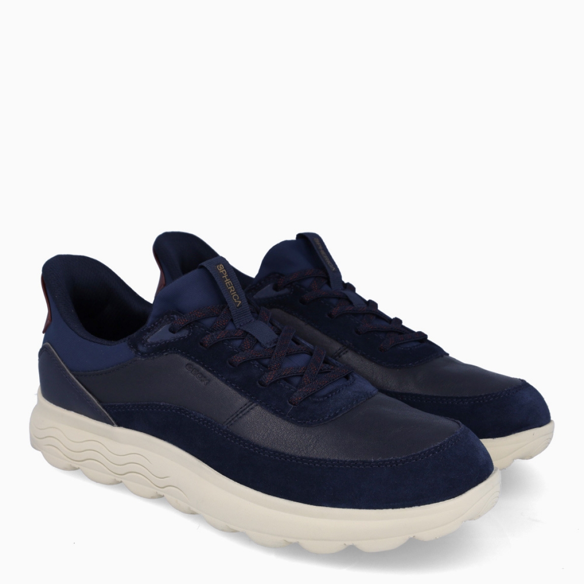 Deportiva de la marca Geox, modelo U56. Exterior en ante color azul marino. Interior en textil de color azul. Cierre con cordones. Suela de goma con 3cm de cuña. Plantilla desmontable es práctica e higiénica, garantizando la máxima comodidad. U56 se propone como una revolución del concepto de deportiva, por su excelente nivel de comodidad, transpirabilidad y amortiguación. Un modelo de estilo emblemático para quienes aman distinguirse pero no quieren renunciar al confort.