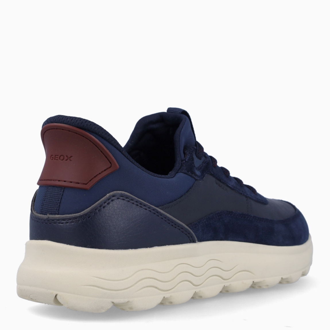 Deportiva de la marca Geox, modelo U56. Exterior en ante color azul marino. Interior en textil de color azul. Cierre con cordones. Suela de goma con 3cm de cuña. Plantilla desmontable es práctica e higiénica, garantizando la máxima comodidad. U56 se propone como una revolución del concepto de deportiva, por su excelente nivel de comodidad, transpirabilidad y amortiguación. Un modelo de estilo emblemático para quienes aman distinguirse pero no quieren renunciar al confort.