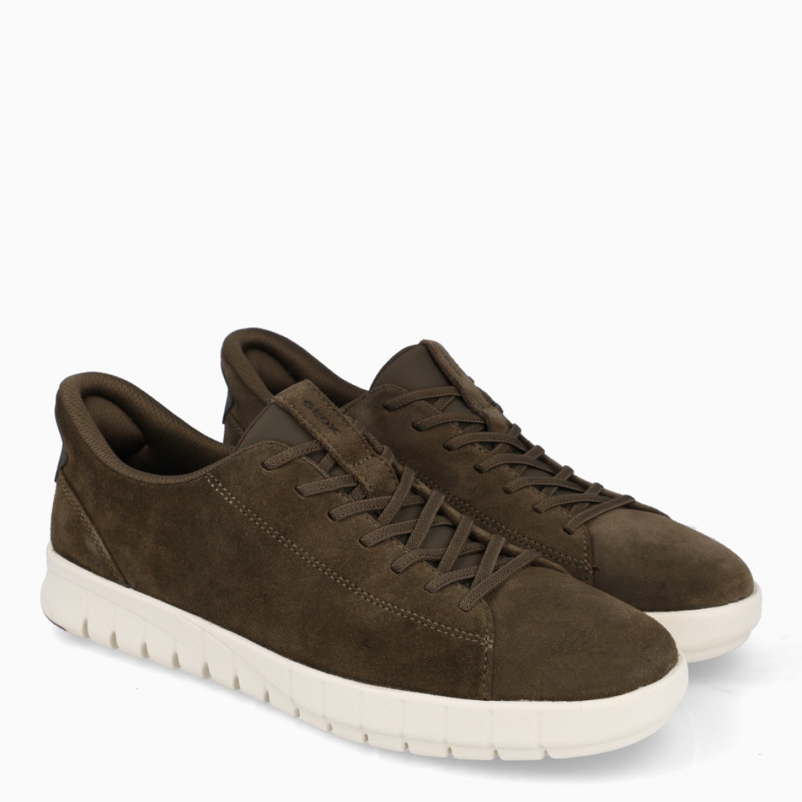 Deportiva de la marca Geox, modelo U56M. Exterior en ante color verde. Interior en textil de color verde. Cierre con cordones. Suela de goma con cuña de 2cm. Plantilla desmontable es práctica e higiénica, garantizando la máxima comodidad. U56M se propone como una revolución del concepto de deportiva, por su excelente nivel de comodidad, transpirabilidad y amortiguación. Un modelo de estilo emblemático para quienes aman distinguirse pero no quieren renunciar al confort.