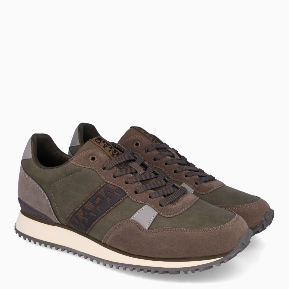 Deportivas clásicas de la marca Napapijri, modelo NP1. Exterior de las deportivas en ante color taupe y estampado de la marca. Interior de las deportivas en textil color taupe con plantilla acolchada y extraíble. Cierre de las deportivas con cordones y suela plana. Estas deportivas Napapijri NP1 son unas clásicas, que te permitirán crear diferentes looks en tu día a día.