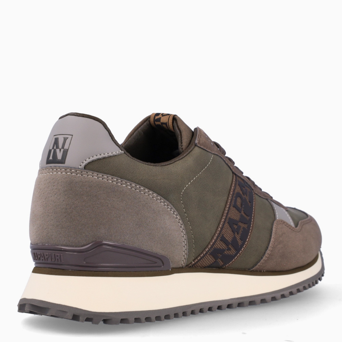 Deportivas clásicas de la marca Napapijri, modelo NP1. Exterior de las deportivas en ante color taupe y estampado de la marca. Interior de las deportivas en textil color taupe con plantilla acolchada y extraíble. Cierre de las deportivas con cordones y suela plana. Estas deportivas Napapijri NP1 son unas clásicas, que te permitirán crear diferentes looks en tu día a día.