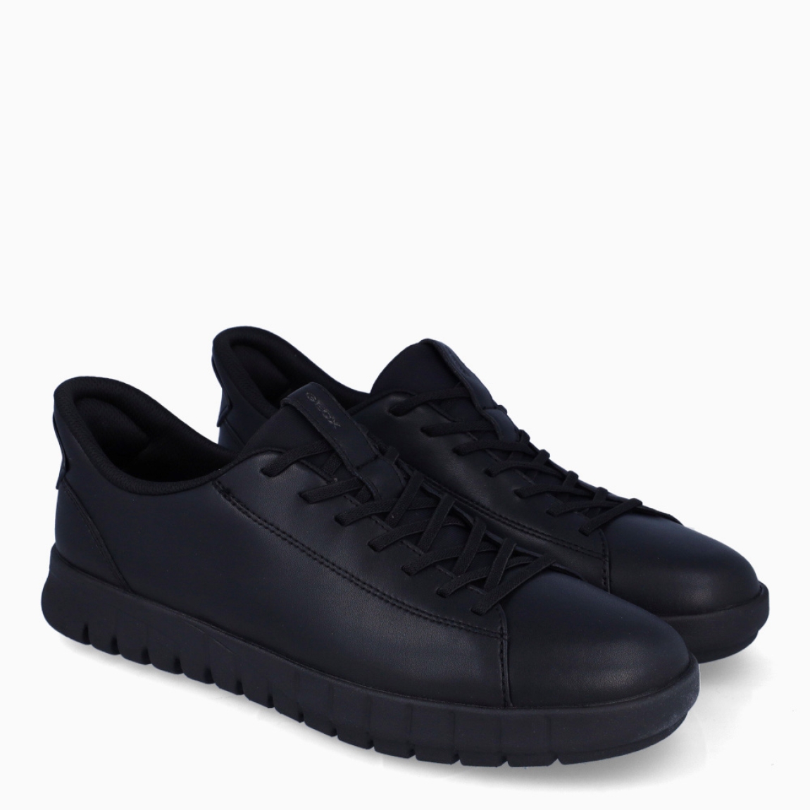 Deportiva de la marca Geox, modelo U56M. Exterior en piel color negro. Interior en textil de color negro. Cierre con cordones. Suela de goma con cuña de 2cm. Plantilla desmontable es práctica e higiénica, garantizando la máxima comodidad. U56M se propone como una revolución del concepto de deportiva, por su excelente nivel de comodidad, transpirabilidad y amortiguación. Un modelo de estilo emblemático para quienes aman distinguirse pero no quieren renunciar al confort.