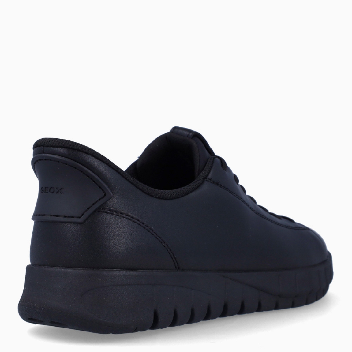 Deportiva de la marca Geox, modelo U56M. Exterior en piel color negro. Interior en textil de color negro. Cierre con cordones. Suela de goma con cuña de 2cm. Plantilla desmontable es práctica e higiénica, garantizando la máxima comodidad. U56M se propone como una revolución del concepto de deportiva, por su excelente nivel de comodidad, transpirabilidad y amortiguación. Un modelo de estilo emblemático para quienes aman distinguirse pero no quieren renunciar al confort.