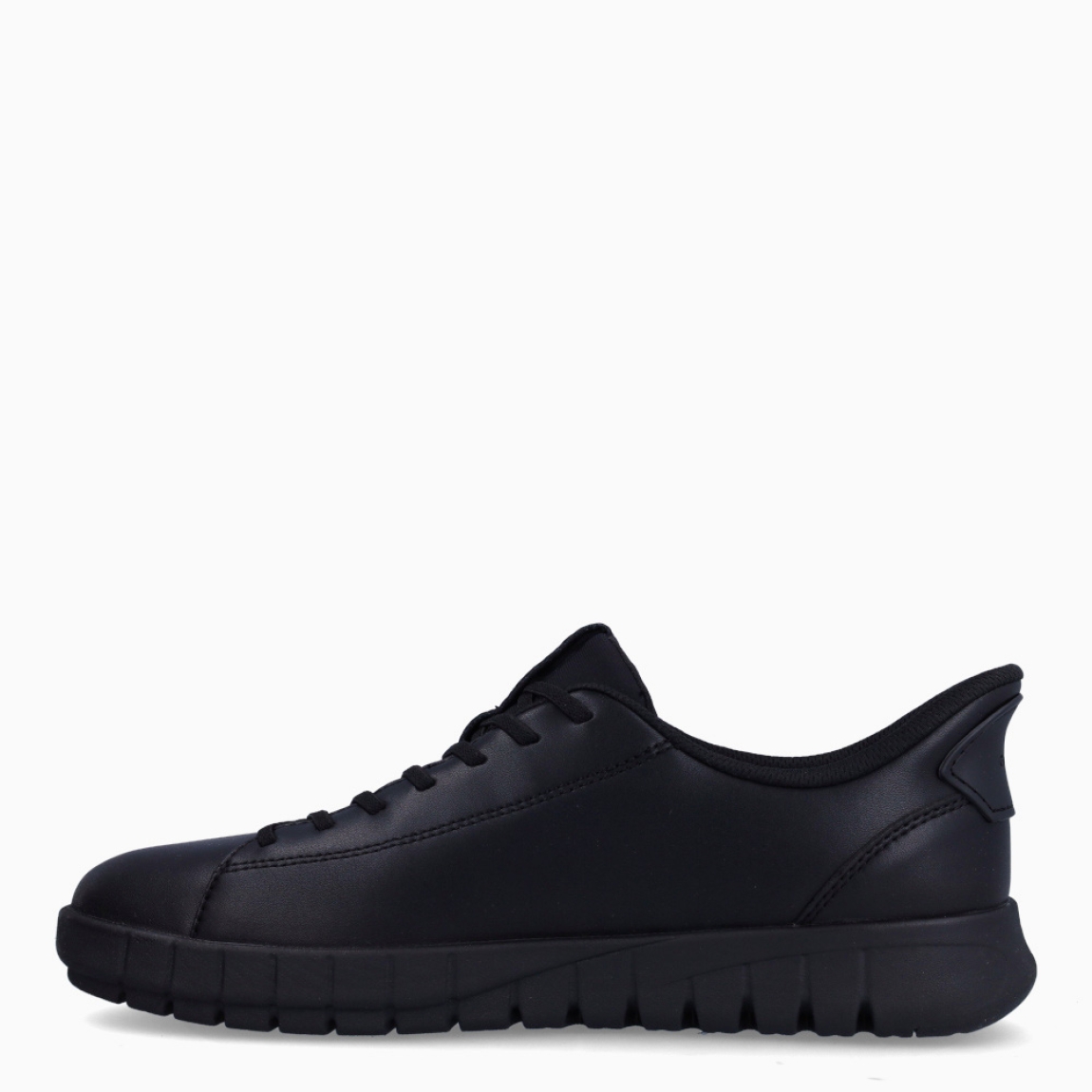 Deportiva de la marca Geox, modelo U56M. Exterior en piel color negro. Interior en textil de color negro. Cierre con cordones. Suela de goma con cuña de 2cm. Plantilla desmontable es práctica e higiénica, garantizando la máxima comodidad. U56M se propone como una revolución del concepto de deportiva, por su excelente nivel de comodidad, transpirabilidad y amortiguación. Un modelo de estilo emblemático para quienes aman distinguirse pero no quieren renunciar al confort.