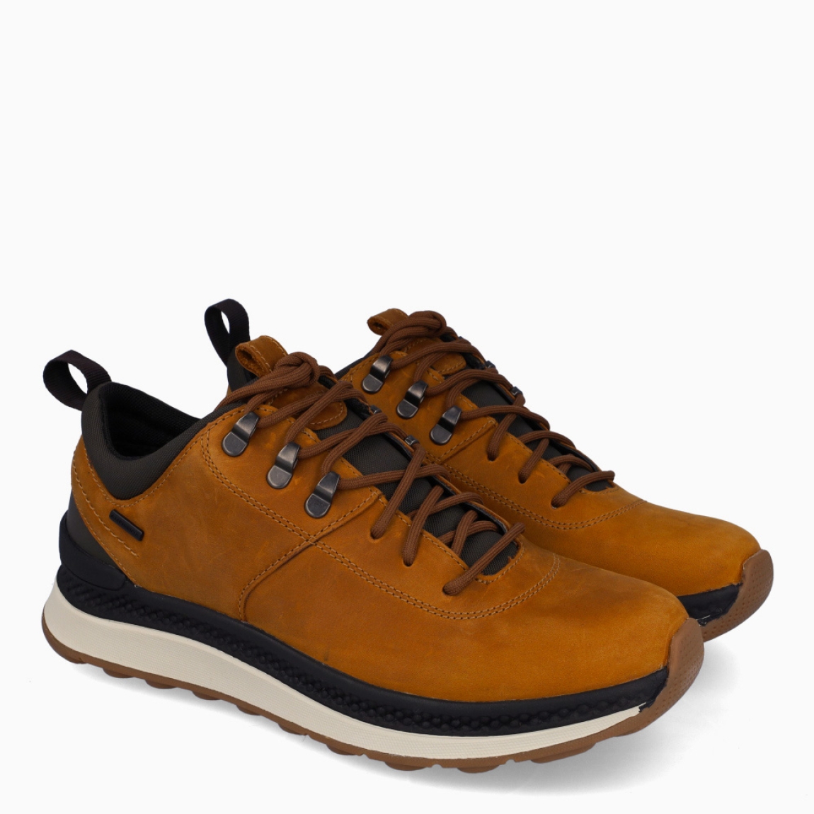 Deportivas clásicas de la marca Geox, modelo UHMA. Exterior en ante color camel. Interior en textil. Cierre con cordones a tono. Suela de goma de 2 cm de plataforma. Plantilla desmontable es práctica e higiénica, garantizando la máxima comodidad. UHMA tiene un excelente nivel de comodidad y amortiguación. Un modelo de estilo emblemático para quienes aman distinguirse pero no quieren renunciar al confort.