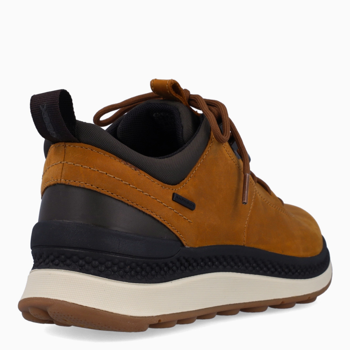 Deportivas clásicas de la marca Geox, modelo UHMA. Exterior en ante color camel. Interior en textil. Cierre con cordones a tono. Suela de goma de 2 cm de plataforma. Plantilla desmontable es práctica e higiénica, garantizando la máxima comodidad. UHMA tiene un excelente nivel de comodidad y amortiguación. Un modelo de estilo emblemático para quienes aman distinguirse pero no quieren renunciar al confort.