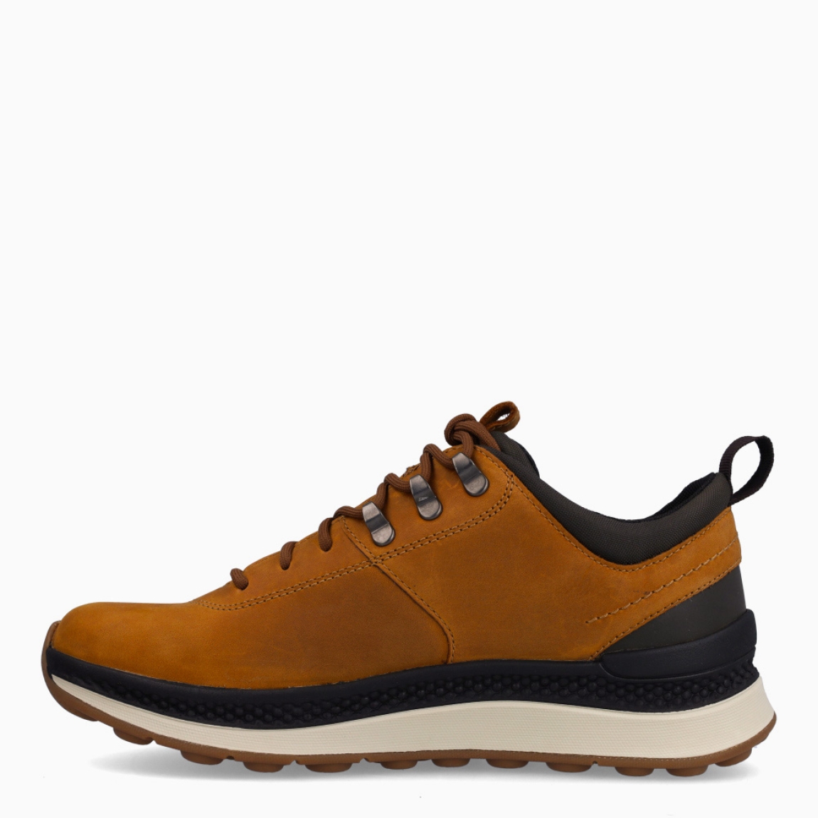 Deportivas clásicas de la marca Geox, modelo UHMA. Exterior en ante color camel. Interior en textil. Cierre con cordones a tono. Suela de goma de 2 cm de plataforma. Plantilla desmontable es práctica e higiénica, garantizando la máxima comodidad. UHMA tiene un excelente nivel de comodidad y amortiguación. Un modelo de estilo emblemático para quienes aman distinguirse pero no quieren renunciar al confort.