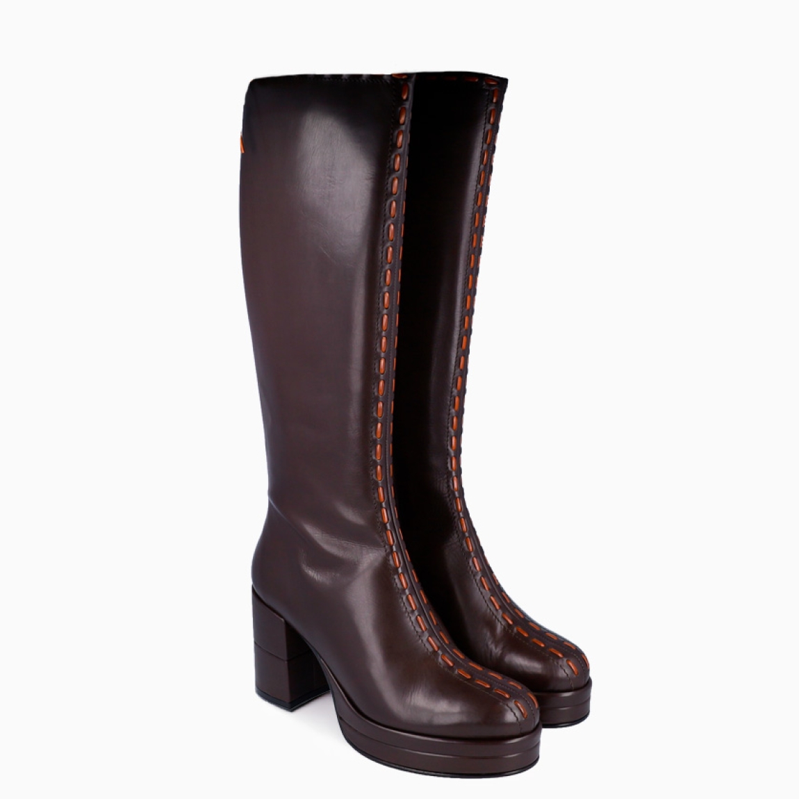 Botas de la marca Pons Quintana, modelo SAMORA. Exterior en piel color marino con punta redonda. Detalle de pasadores camel en todo el empeine hasta arriba. Interior en piel color marrón oscuro. Cierre de botines con cremallera y tacón de 7cm de altura. Estas botas Pons Quinatan SAMORA te darán es estilo que necesitas para tus looks de esta temporada!