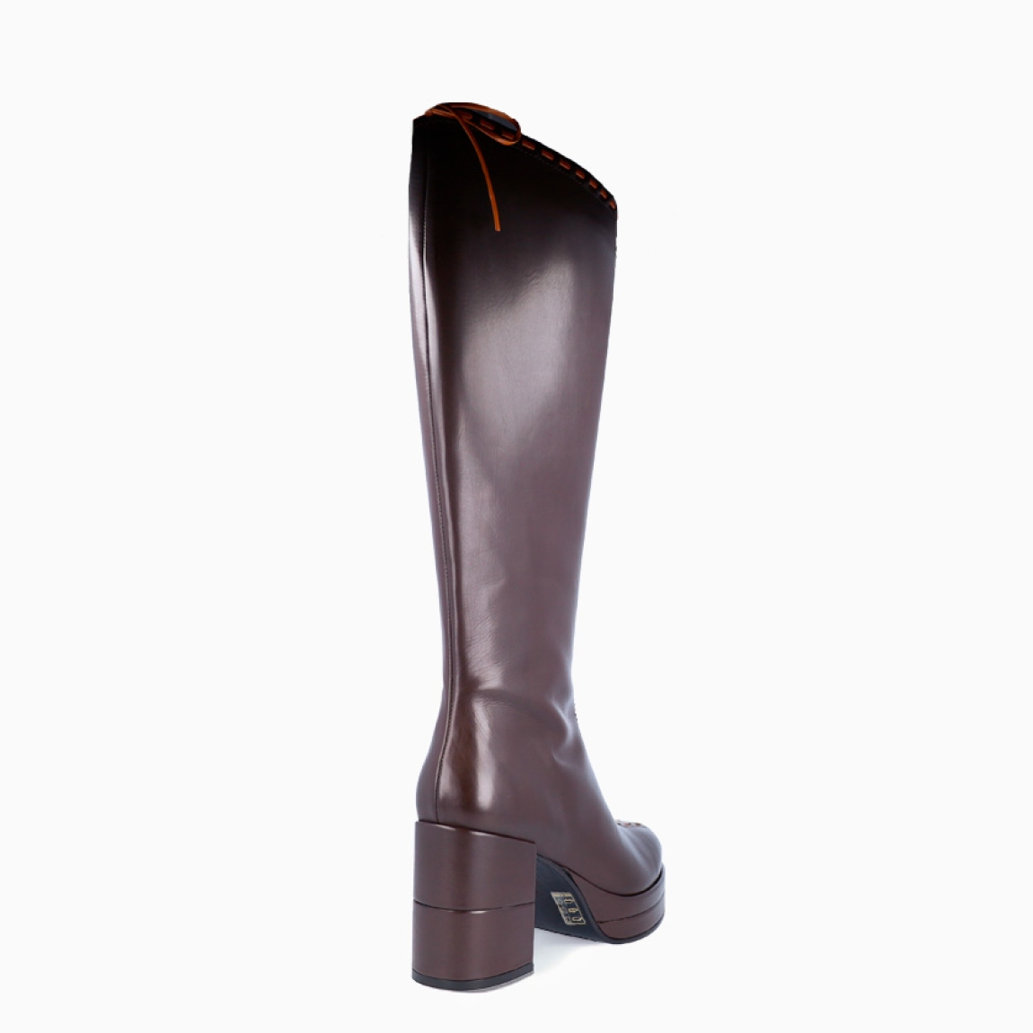 Botas de la marca Pons Quintana, modelo SAMORA. Exterior en piel color marino con punta redonda. Detalle de pasadores camel en todo el empeine hasta arriba. Interior en piel color marrón oscuro. Cierre de botines con cremallera y tacón de 7cm de altura. Estas botas Pons Quinatan SAMORA te darán es estilo que necesitas para tus looks de esta temporada!