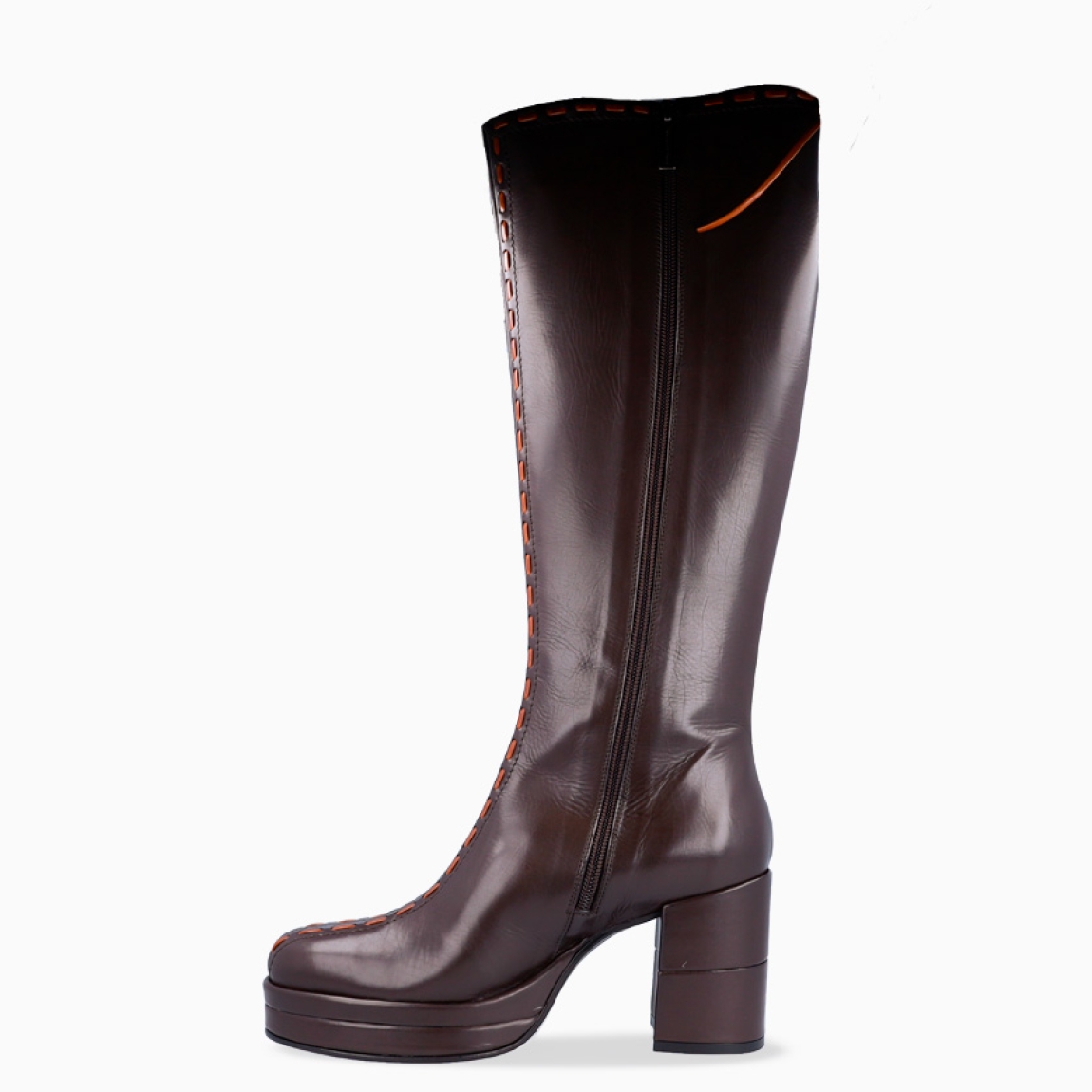 Botas de la marca Pons Quintana, modelo SAMORA. Exterior en piel color marino con punta redonda. Detalle de pasadores camel en todo el empeine hasta arriba. Interior en piel color marrón oscuro. Cierre de botines con cremallera y tacón de 7cm de altura. Estas botas Pons Quinatan SAMORA te darán es estilo que necesitas para tus looks de esta temporada!
