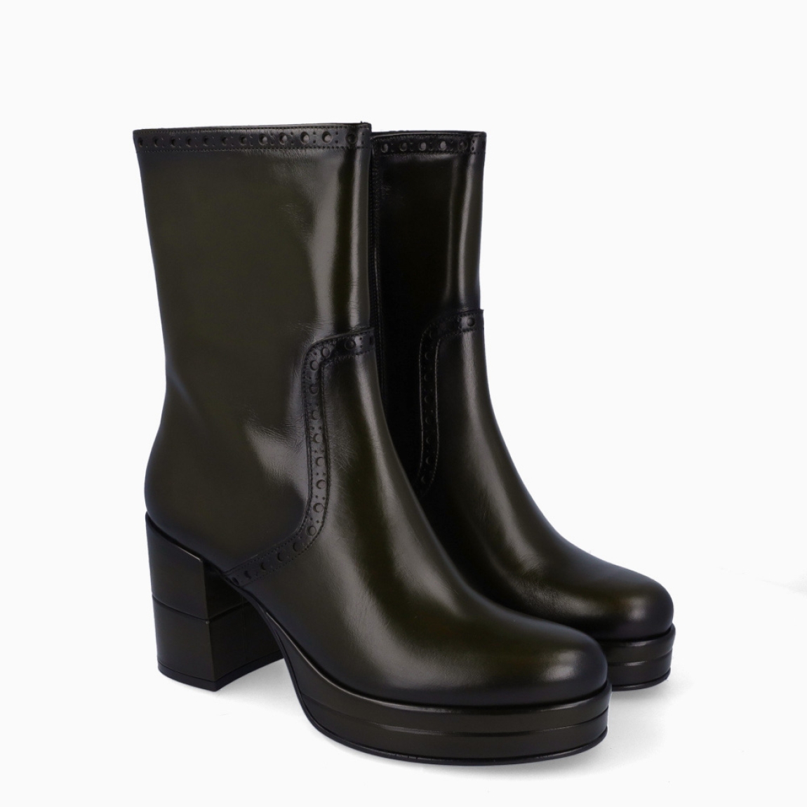 Botines de la marca Pons Quintana, modelo BLAKE. Exterior en piel color verde punta redonda. Interior en piel color verde. Cierre de botines con cremallera y tacón de 7cm de altura. Estos botines Pons Quinatan BLAKE te darán la comodidad que necesitas para tus looks de esta temporada!