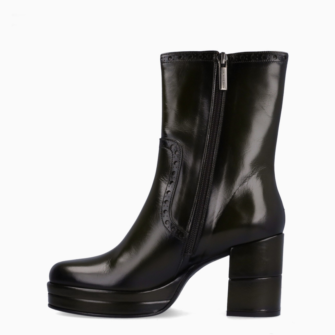 Botines de la marca Pons Quintana, modelo BLAKE. Exterior en piel color verde punta redonda. Interior en piel color verde. Cierre de botines con cremallera y tacón de 7cm de altura. Estos botines Pons Quinatan BLAKE te darán la comodidad que necesitas para tus looks de esta temporada!