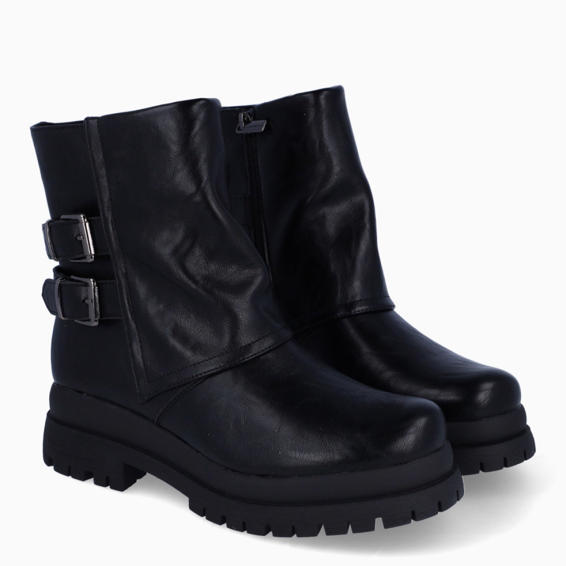 Botines de la marca Queen Helena, modelo X33. Exterior en polipiel color negro con detalle doble hebillas. Cierre con cremallera. Suela de goma plana dentada. Estos botines Queen Helena X33 son un complemento clásico para tus looks de temporada!