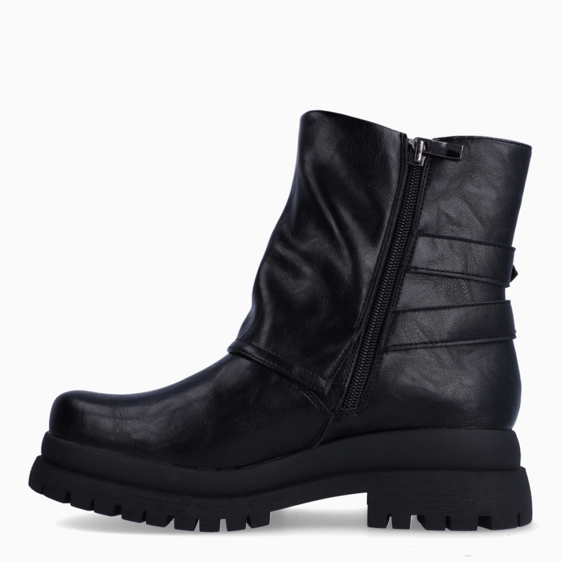 Botines de la marca Queen Helena, modelo X33. Exterior en polipiel color negro con detalle doble hebillas. Cierre con cremallera. Suela de goma plana dentada. Estos botines Queen Helena X33 son un complemento clásico para tus looks de temporada!