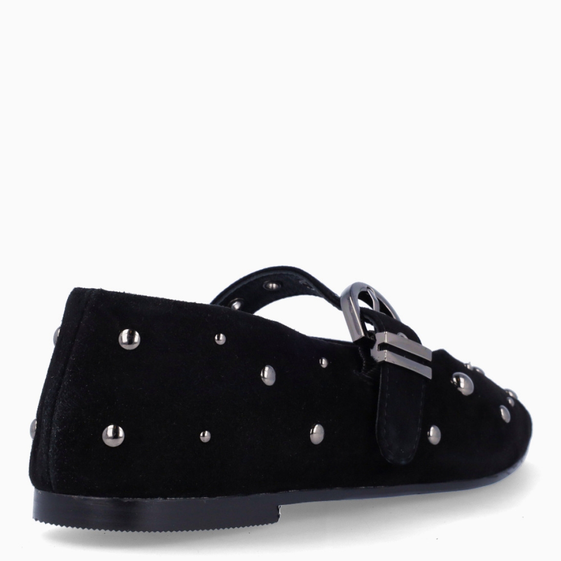 Merceditas de la marca Itse, modelo IZMIR. Exterior en ante color negro con puntera redonda y tachas plateadas. Interior en piel color negro. Cierre con hebilla en pala. Suela plana de goma. Estas merceditas Itse IZMIR son ideales para darle look, comodidad y estilo a tus looks de temporada!