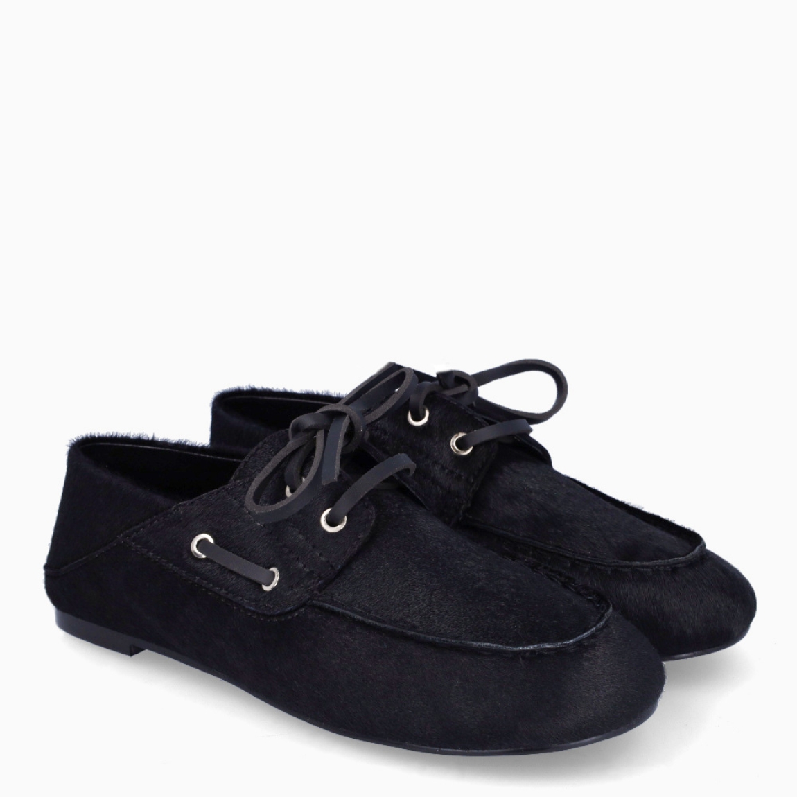 Naúticos de la marca Itse, modelo SANDRO. Exterior en pelo color negro con punta redonda. Interior en piel color negro. Cierre de náuticos con cordones y suela plana de goma. Estos náuticos Itse SANDRO, son un complemento clásico, ideal para crear diferentes looks!