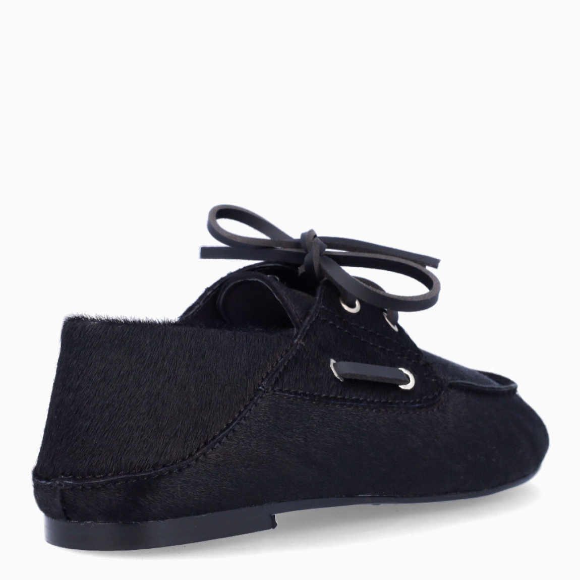 Naúticos de la marca Itse, modelo SANDRO. Exterior en pelo color negro con punta redonda. Interior en piel color negro. Cierre de náuticos con cordones y suela plana de goma. Estos náuticos Itse SANDRO, son un complemento clásico, ideal para crear diferentes looks!