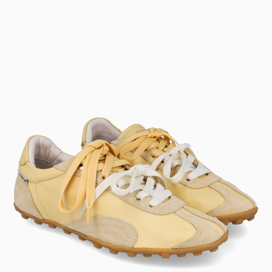 Deportivas de la marca Bronx, modelo GABBO. Exterior en naylon color amarillo. Interior en piel color blanco. Cierre cordones en dos colores, blanco y amarillo. Suela dentada plana de goma. Estas deportivas Bronx GABBO son una tendencia que no te puede faltar.